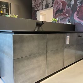 Stilvolle LEICHT Küche in Carbongrau Steel Lava mit besonderem Highlight: einer geteilten Insel • JOPPE Exlusive Küchen