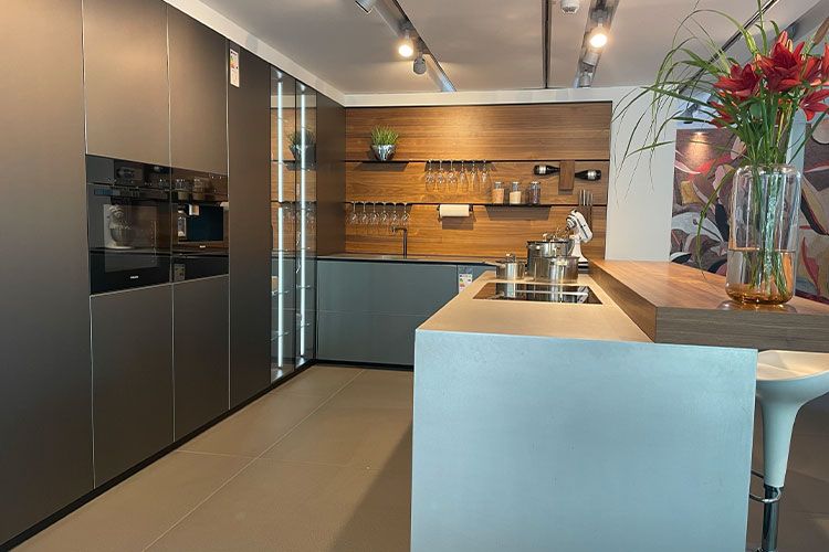 JOPPE Exklusive Küchen — Showroom Braunschweig mit Back-Kitchen-Lösungen