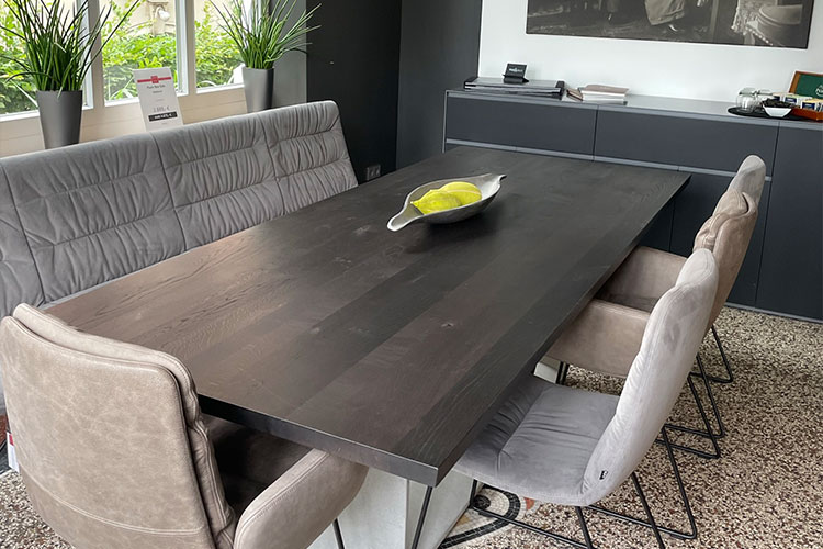 JOPPE Showroom — Einbauküche mit dunklen Fronten und Naturstein